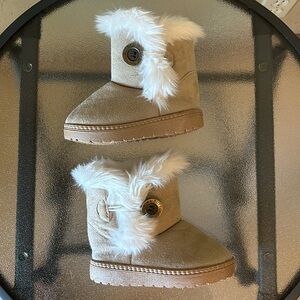NWOT China Buttons City Toddler Winter Faux Fur Boots Size 25